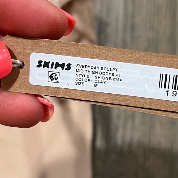 NWT Skims Everyday Sculpt Mid Thigh Bodysuit Shapewear Scoop Neck Clay Size M - Picture 2 of 4